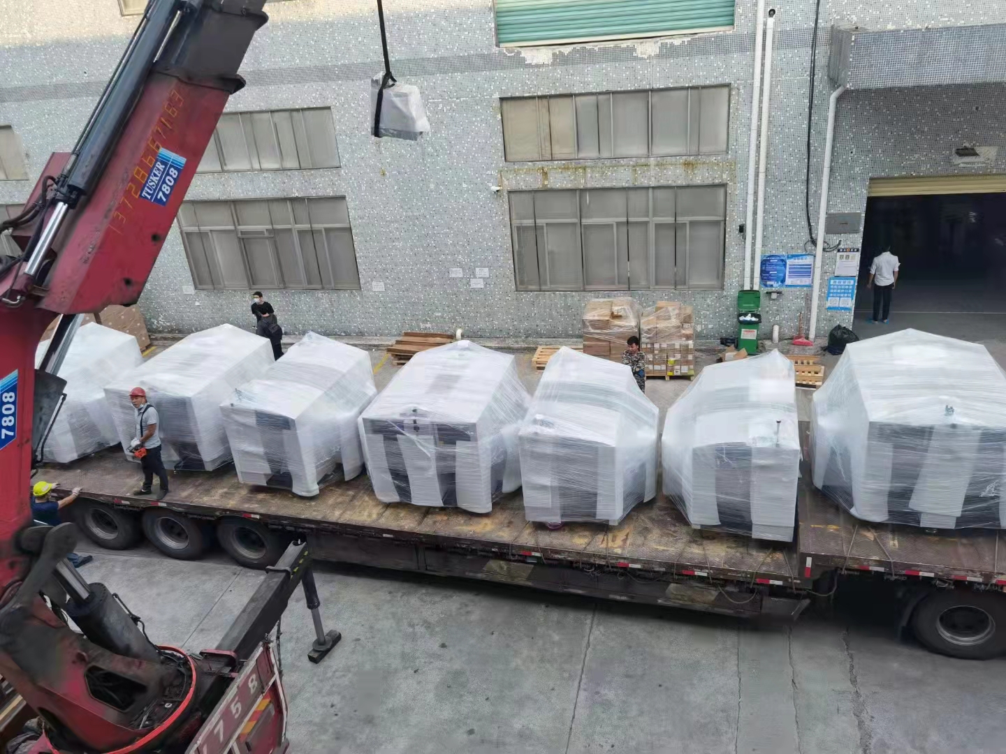 出貨啦,偉鴻創(chuàng)剛到倉庫一月的貼片機(jī)被華東客戶提走